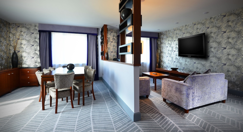 Suite, 1 Bedroom, Park View - Photo 3