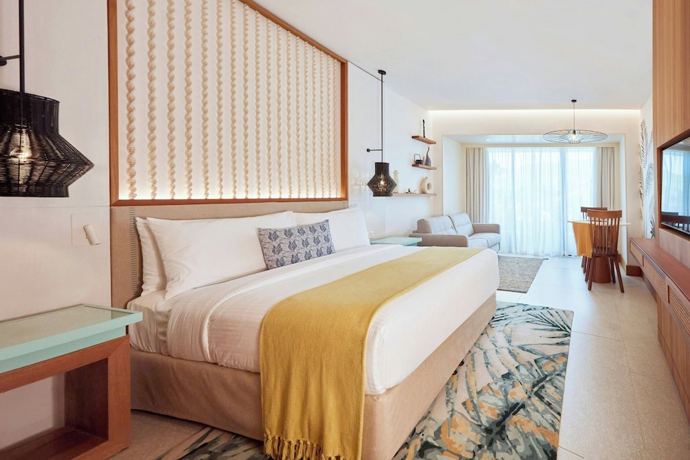 Junior Suite, 1 King Bed, Non Smoking, Mountain View (Balcony)