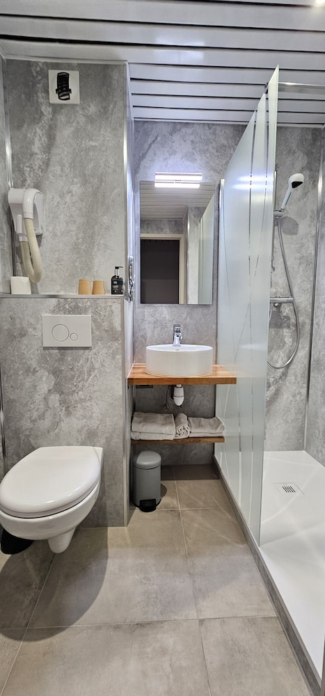 Premium Double Room, 1 King Bed, Non Smoking, Private Bathroom - Photo 2