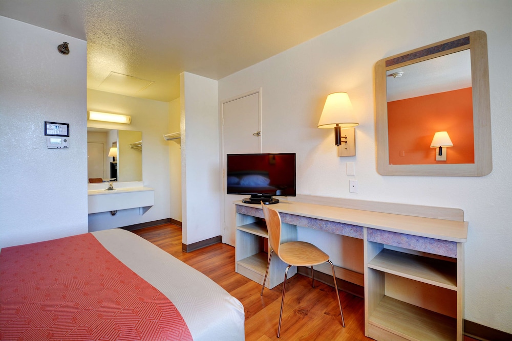 Deluxe Room, 1 Queen Bed, Non Smoking, Refrigerator & Microwave