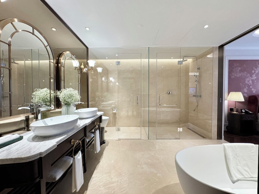 Executive Suite - Photo 6