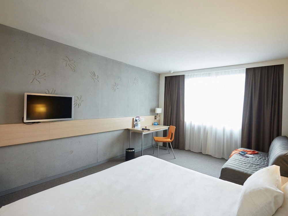Privilege, Family Room, 1 King Bed with Sofa bed photo 2
