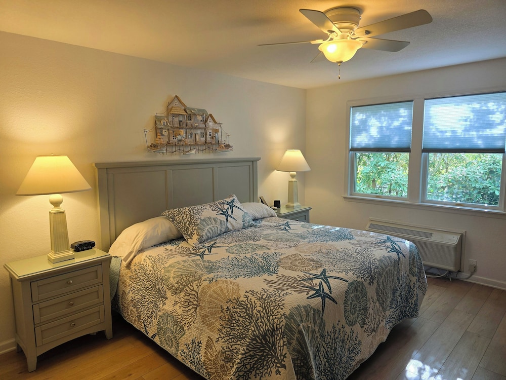 Standard Room, 1 Bedroom, Non Smoking (Handicap King, Non-Harborfront) photo 1