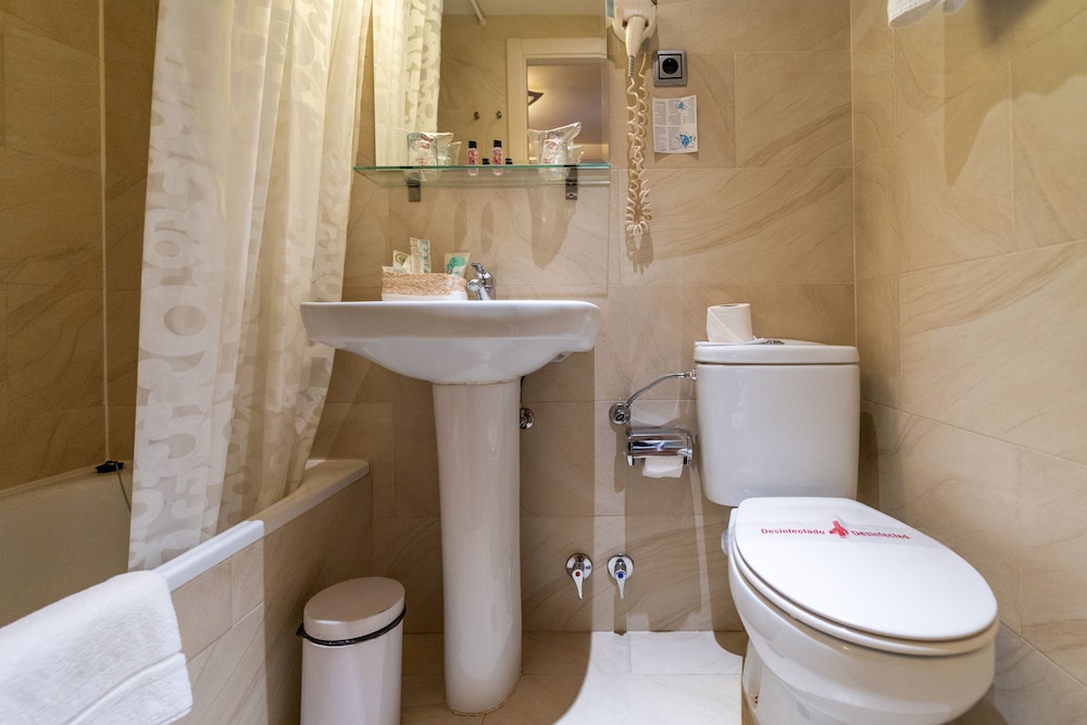 City Quadruple Room - Photo 10