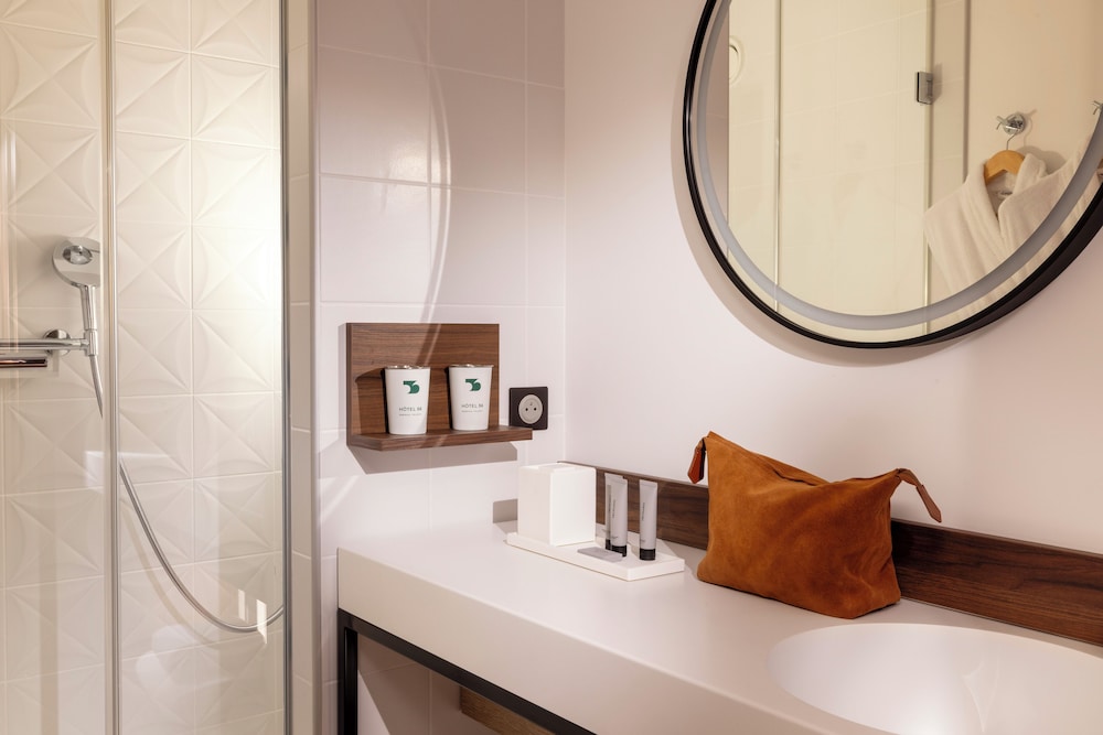 Deluxe Double Room thumbnail 5
