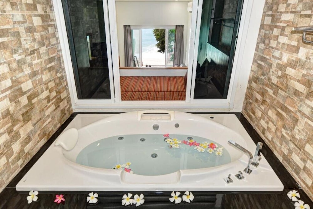 Beachfront Suite - Photo 10