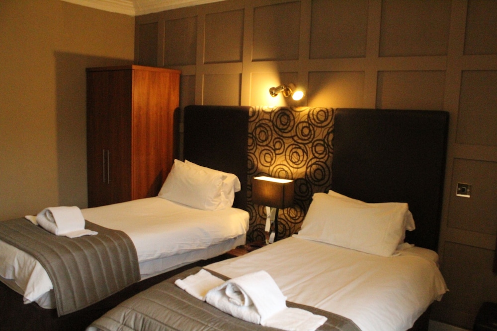 Suite, Ensuite (Bath/Shower) photo 1