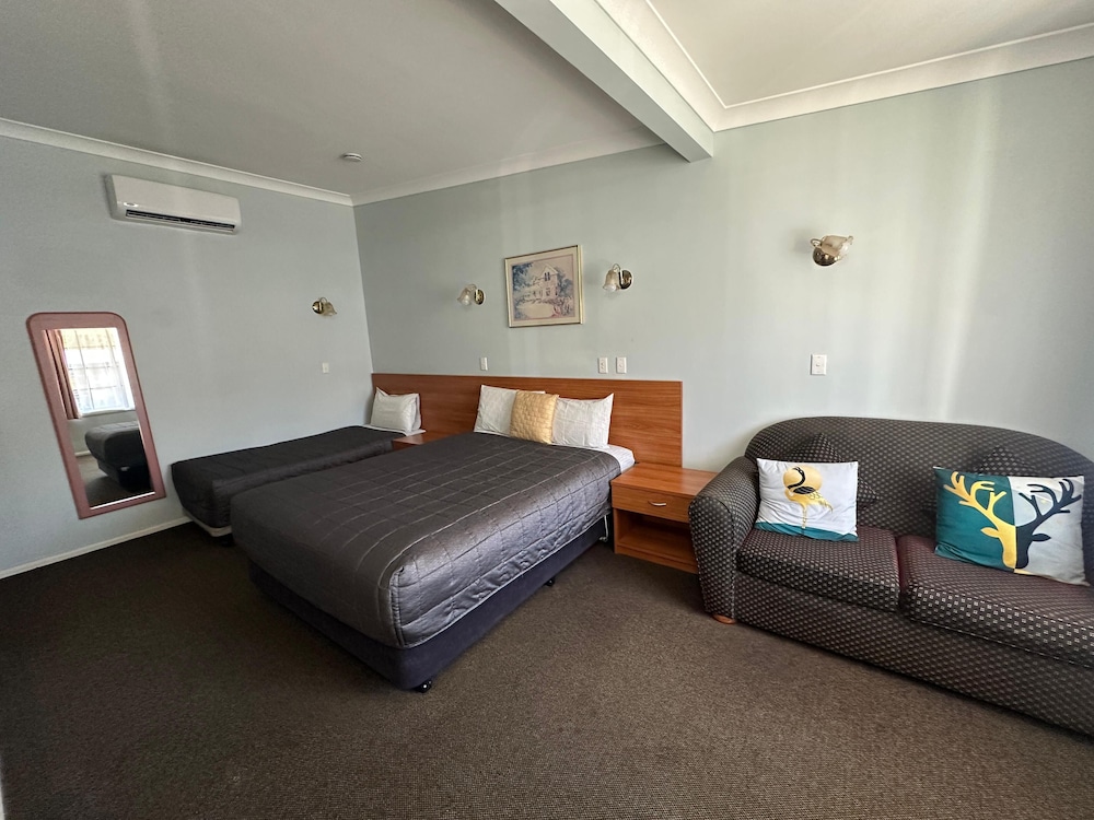 Standard Room, Non Smoking (Queen Twin) photo 3