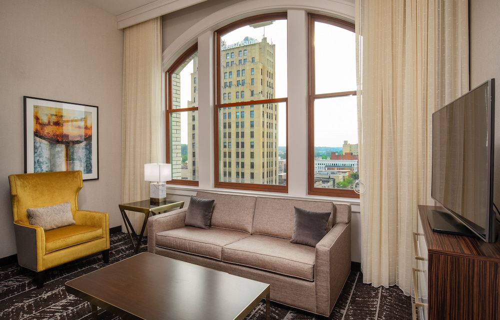 Suite, 1 King Bed, Accessible photo 1