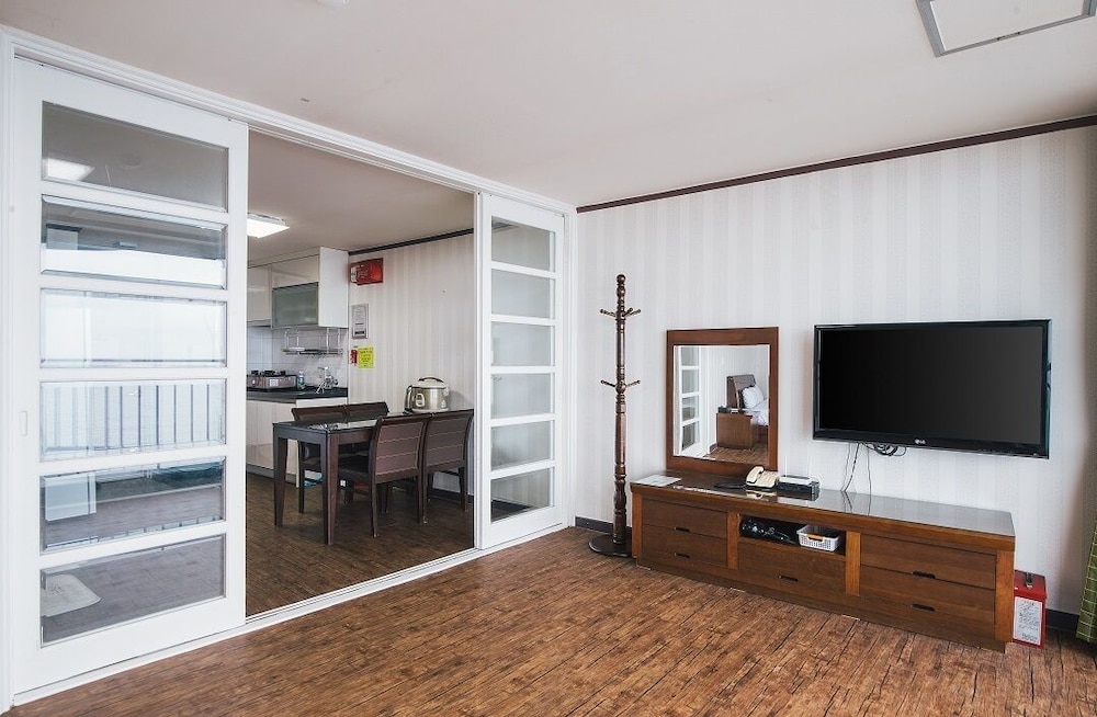 Room (50PY, Max 8, Cooking)