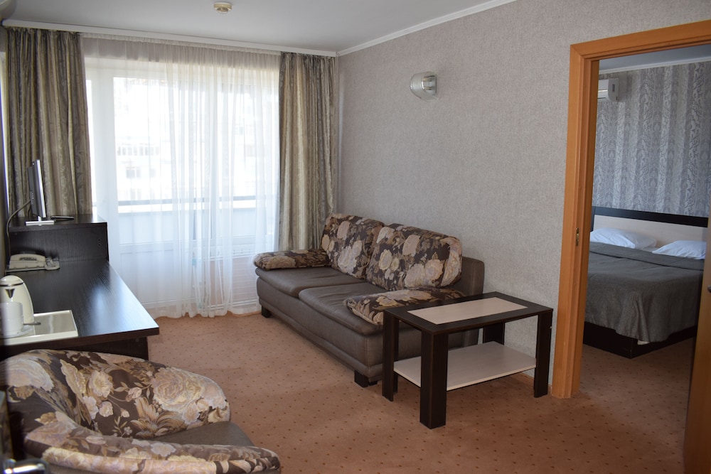 Family Room ( two-room) photo 1