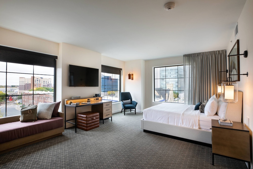 Executive Room, 1 King Bed (Mobility Accessible, Tub) photo 2