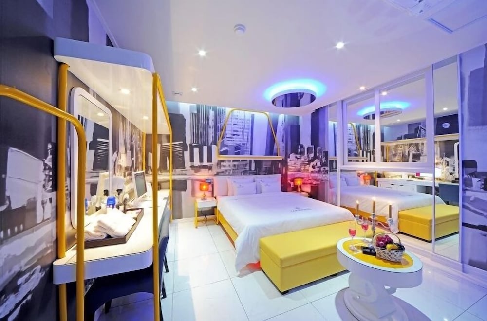 Standard Room, 1 King Bed, Non Smoking, Jetted Tub - Photo 15