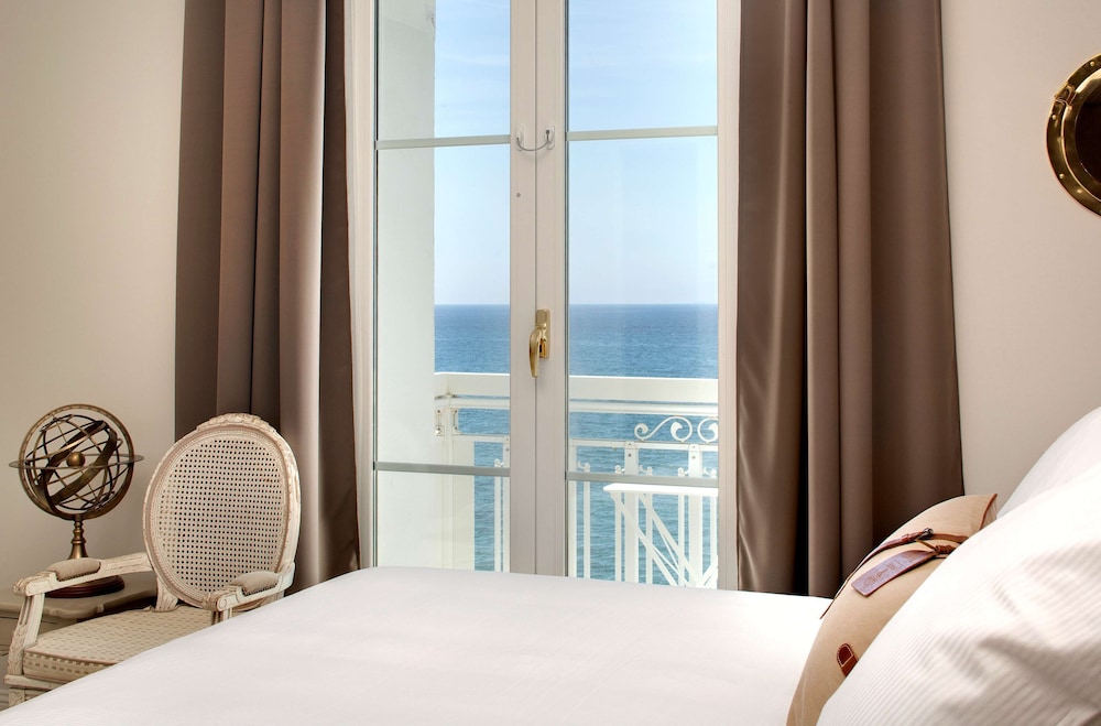 Deluxe Room, 1 King Bed, Sea View photo 3