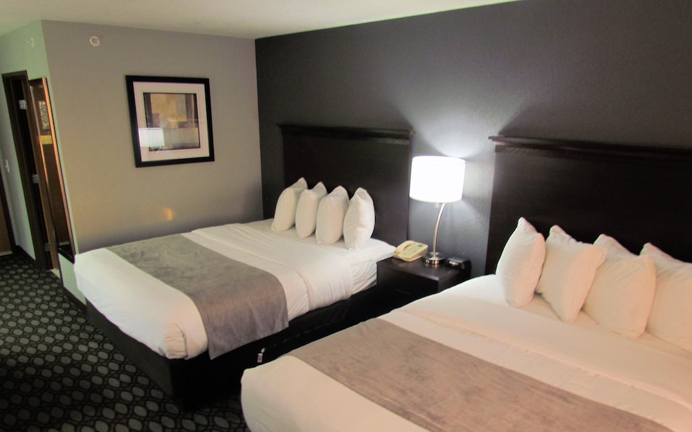Basic Room, 2 Queen Beds, Non Smoking, Refrigerator & Microwave photo 2