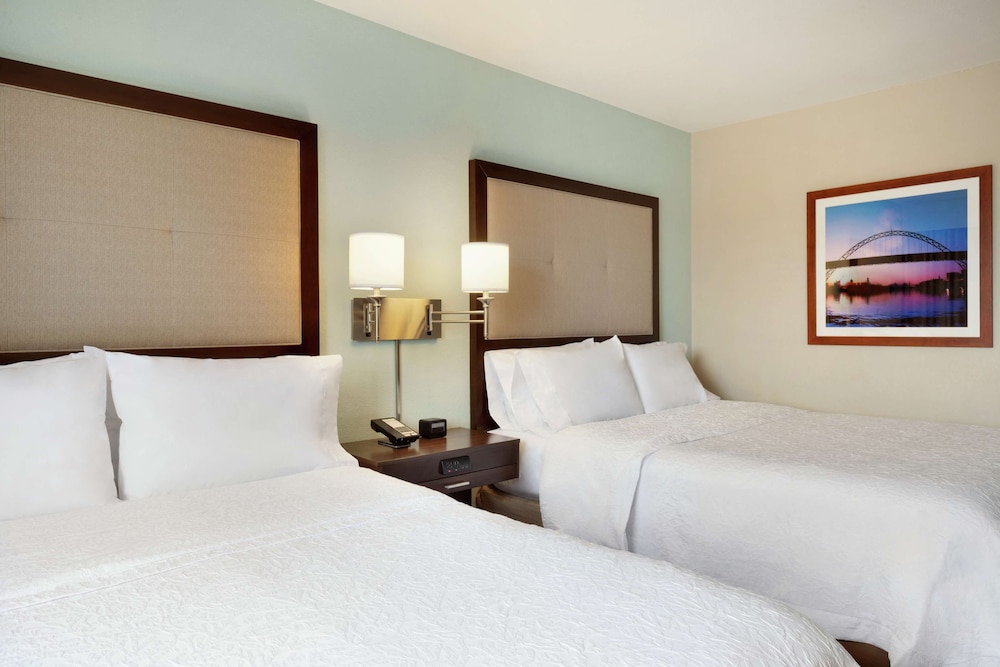 Room, 2 Queen Beds, Accessible, Bathtub - Photo 3