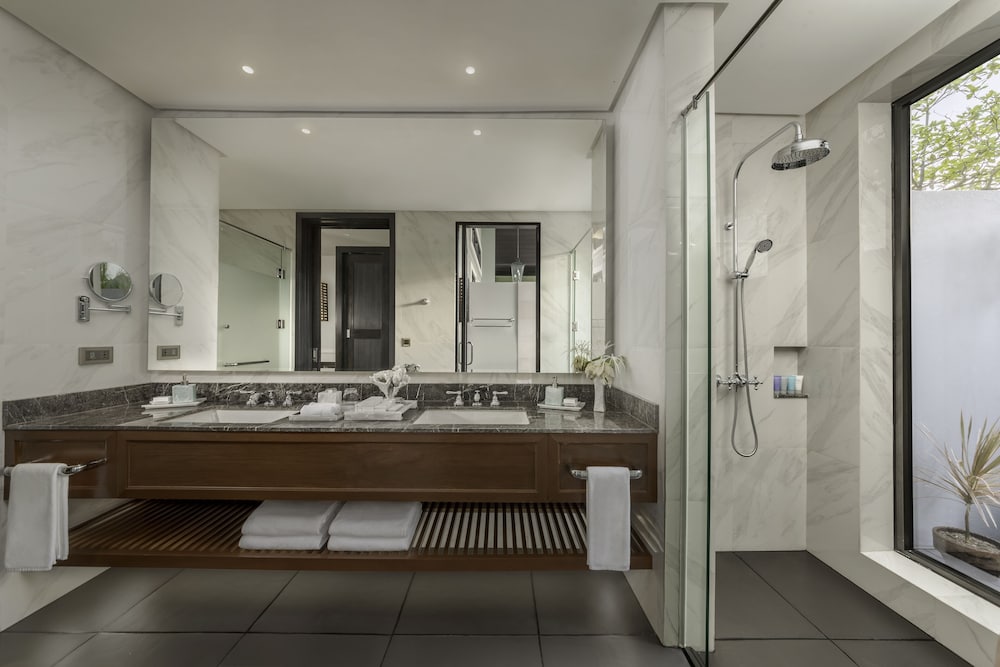 1 Bedroom Ocean Suite with Pool, King - Photo 2