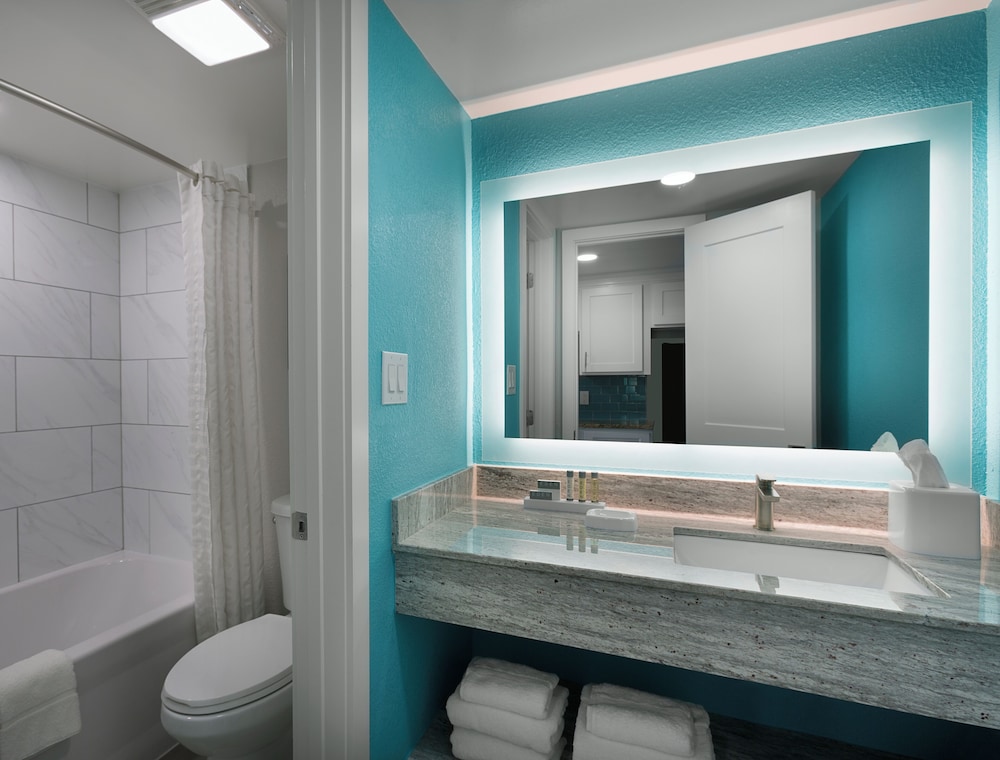 Oceanfront 2 Queen Suite - Photo 3