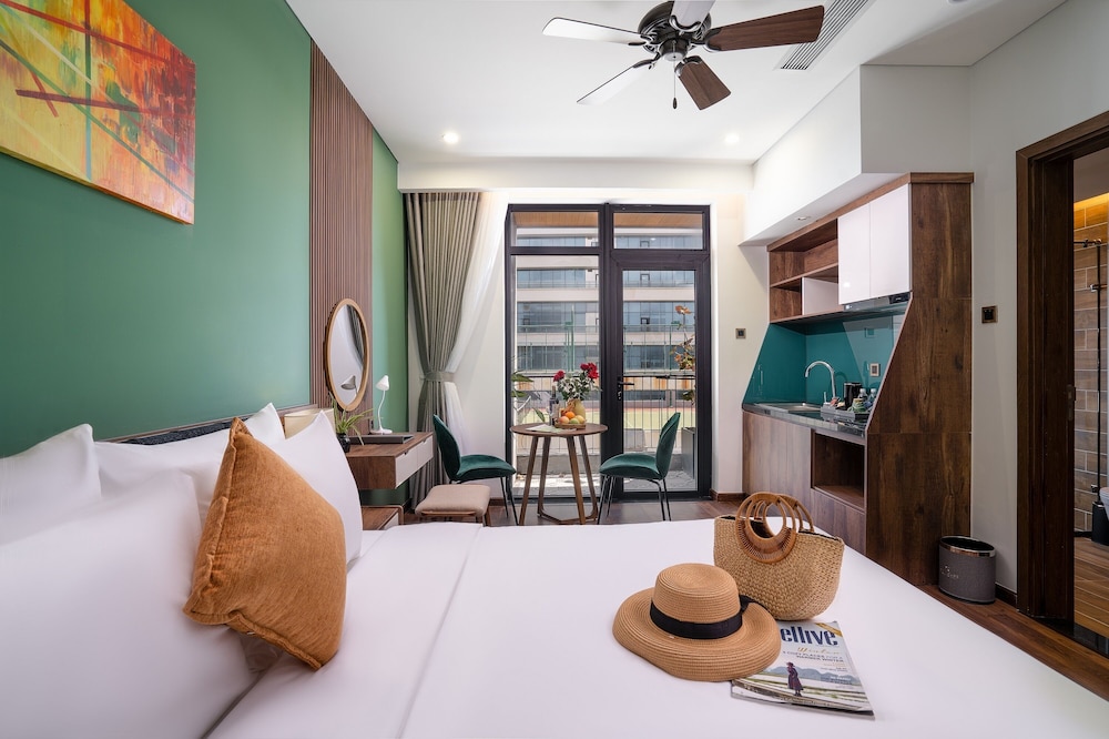Studio King Room with Balcony City View - Photo 1