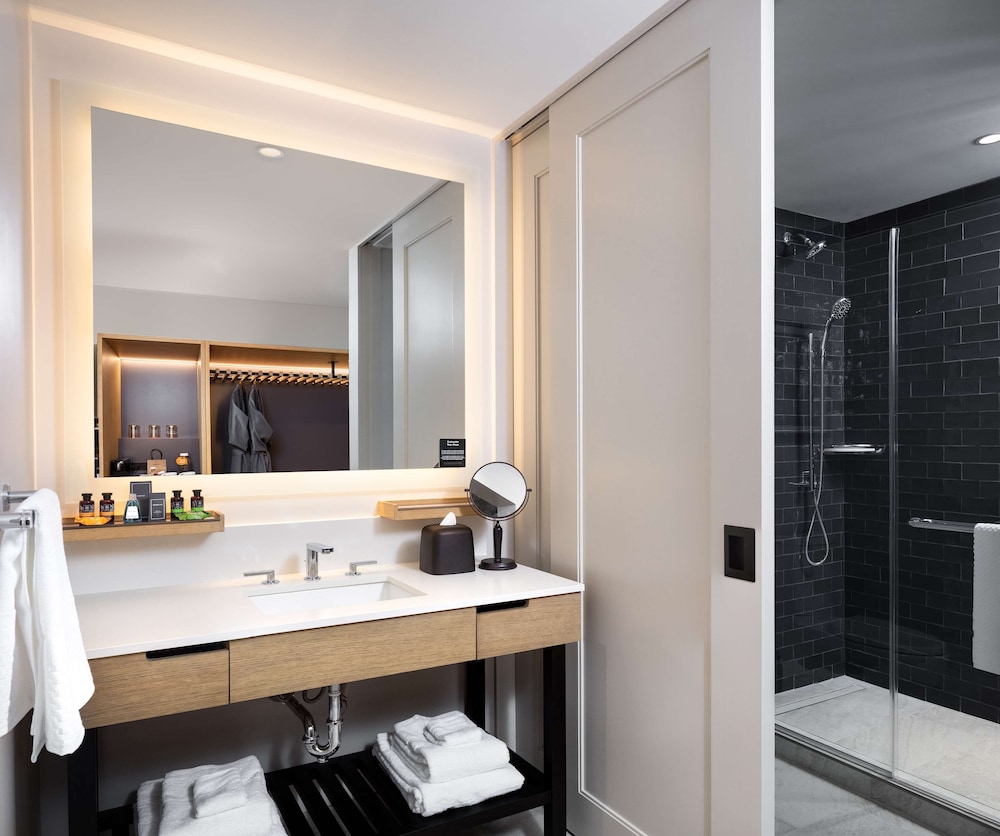 Premium Room, 1 King Bed, Accessible (Hearing) - Photo 7