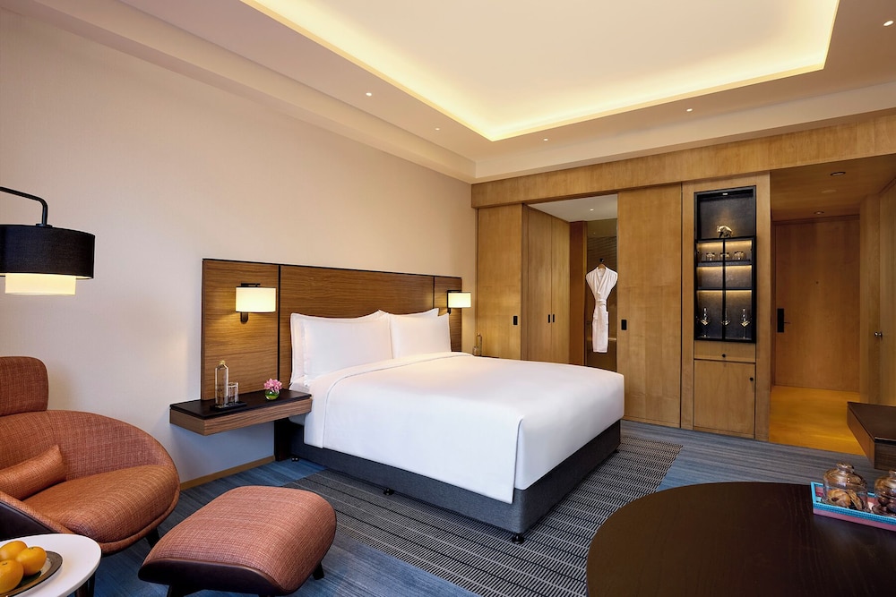Deluxe Room, 1 King Bed - Photo 2