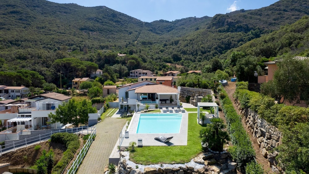 Villa photo 2