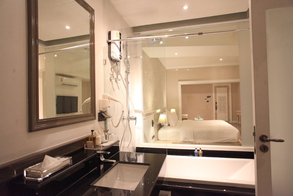 Grand Deluxe with Bathtub photo 3