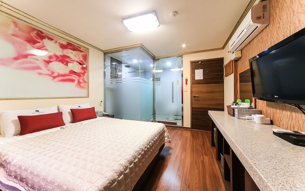 Room (Standard Room) - Photo 1