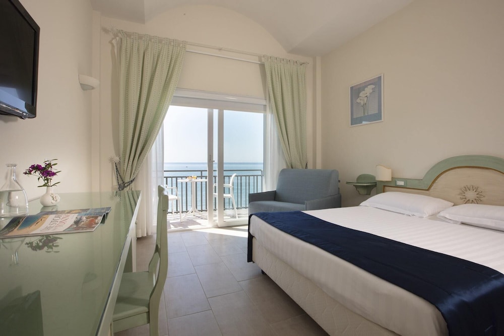 Superior Double or Twin Room, 1 Bedroom, Sea View photo 1