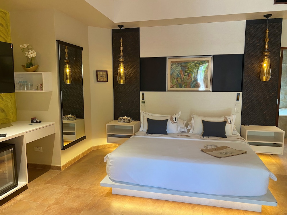 Honeymoon Suite - Photo 15