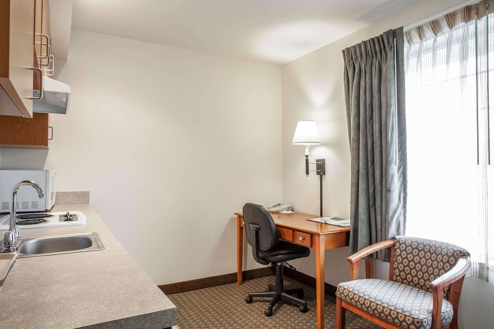Deluxe Suite, 1 King Bed with Sofa bed, Non Smoking - Photo 3