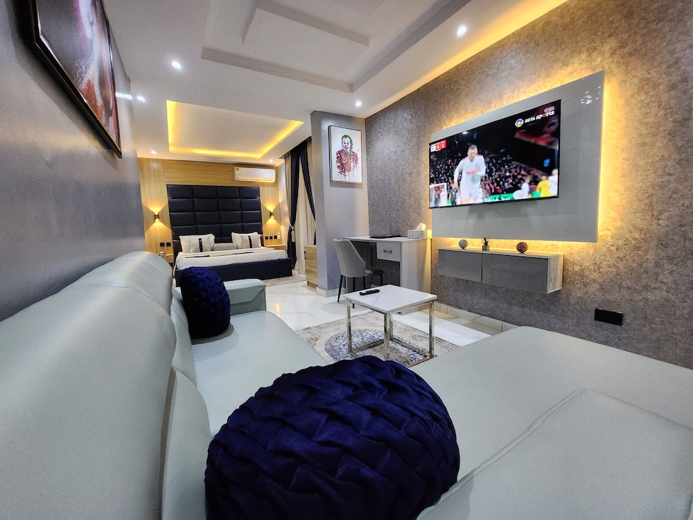 Deluxe Studio Suite, 1 King Bed, Refrigerator