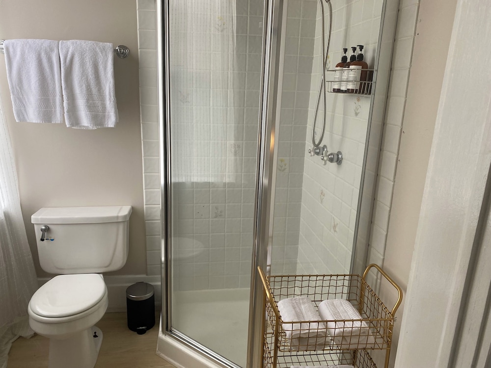 Romantic Room, 1 King Bed, Garden View (Pet Friendly) photo 2