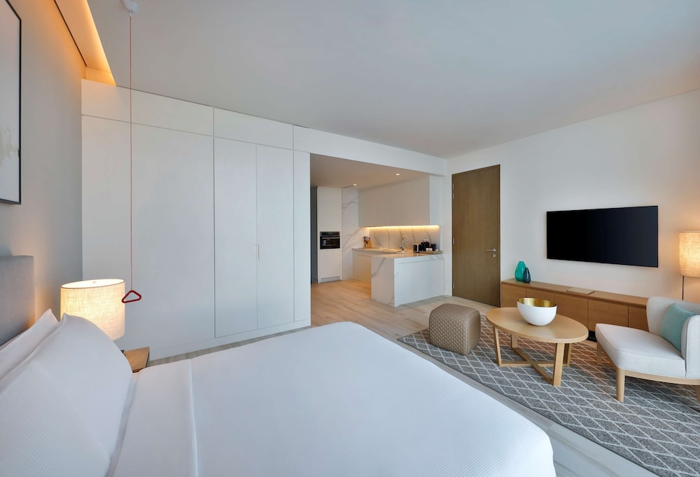 Studio, 1 King Bed, Accessible — photo 3