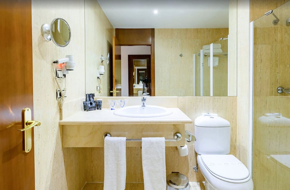 Standard Double or Twin Room - Photo 7