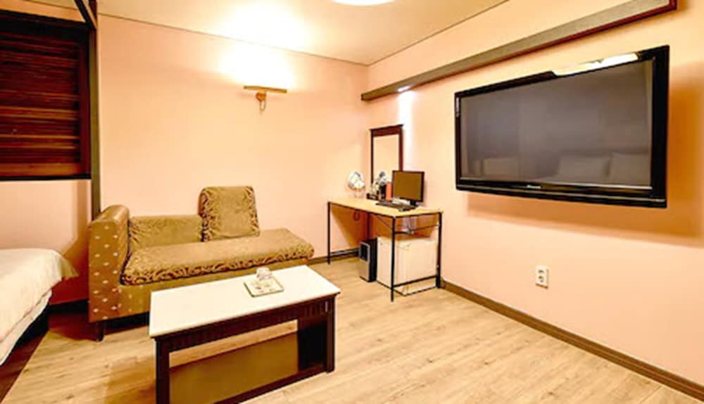 Standard Twin Room (1Double + 1Single)