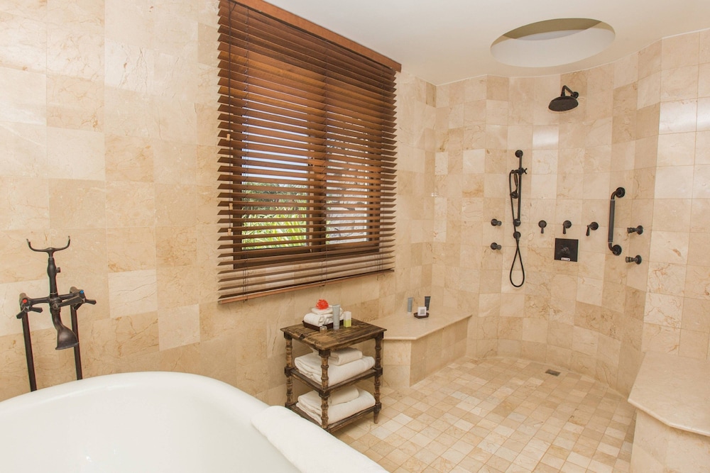 Suite, 1 Bedroom, Balcony (Oceanfront) - Photo 6