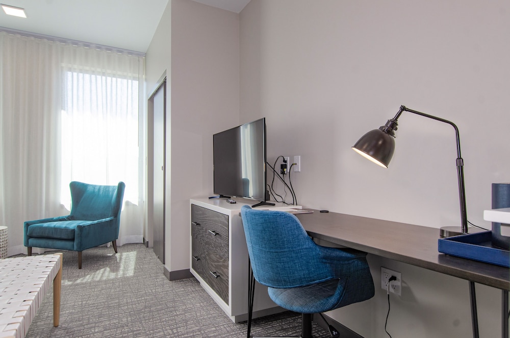 Standard Room, 2 Queen Beds, River View (Deluxe 2 Queen - Riverview with Showe)