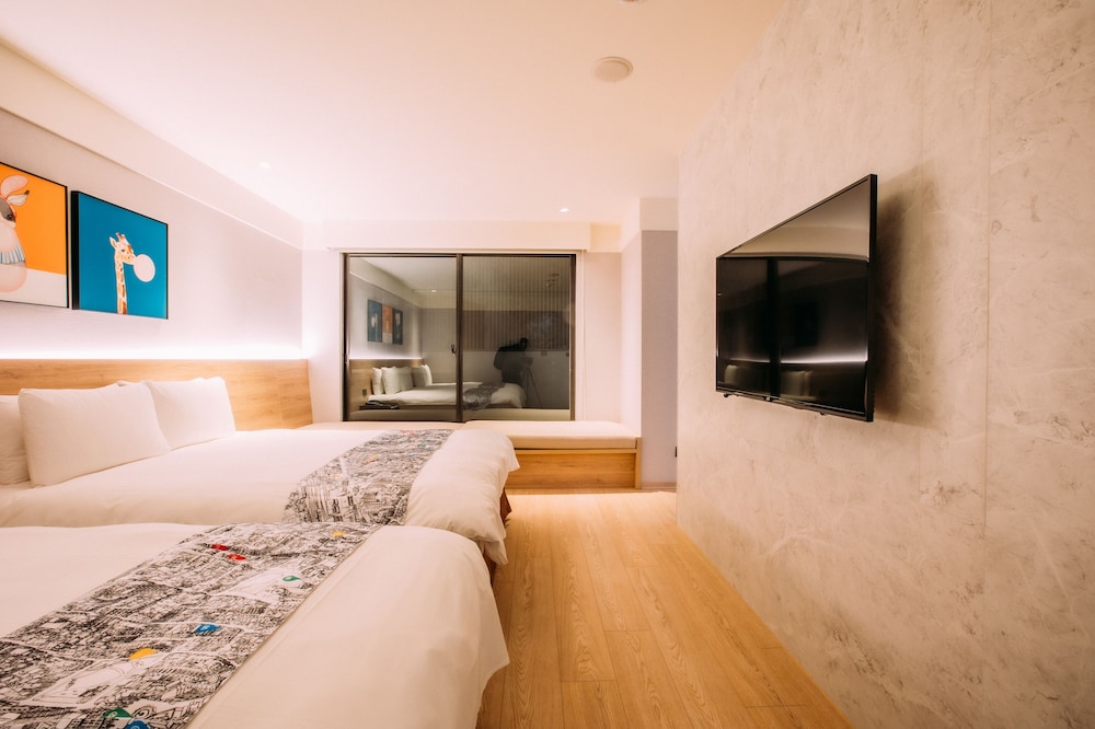 Deluxe Quadruple Room, 2 Double Beds, Bathtub photo 3
