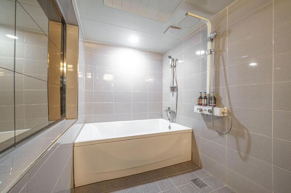 Deluxe Triple Room, Multiple Beds photo 3