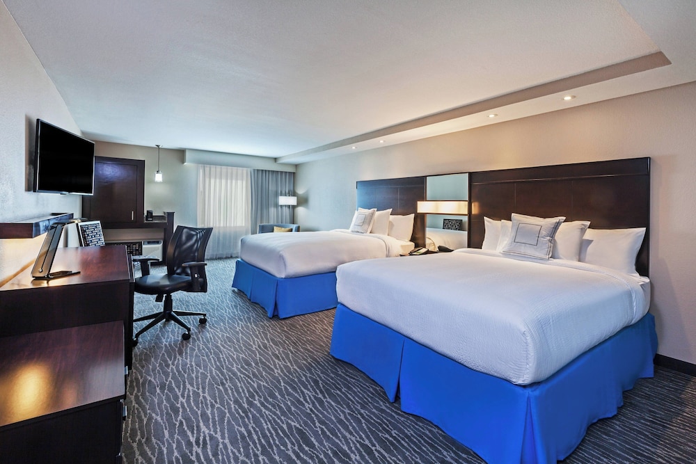 Room, 2 Queen Beds (Mobility Accessible, Tub) photo 1