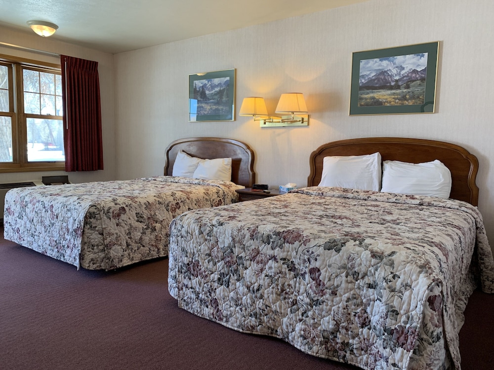 Standard Double Room, 2 Queen Beds, Refrigerator & Microwave, Courtyard View (pet friendly) photo 3