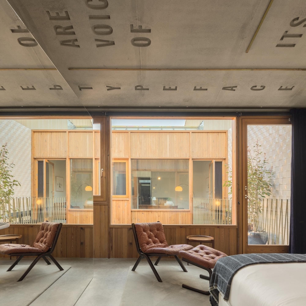 City Room, 1 Queen Bed, Courtyard View