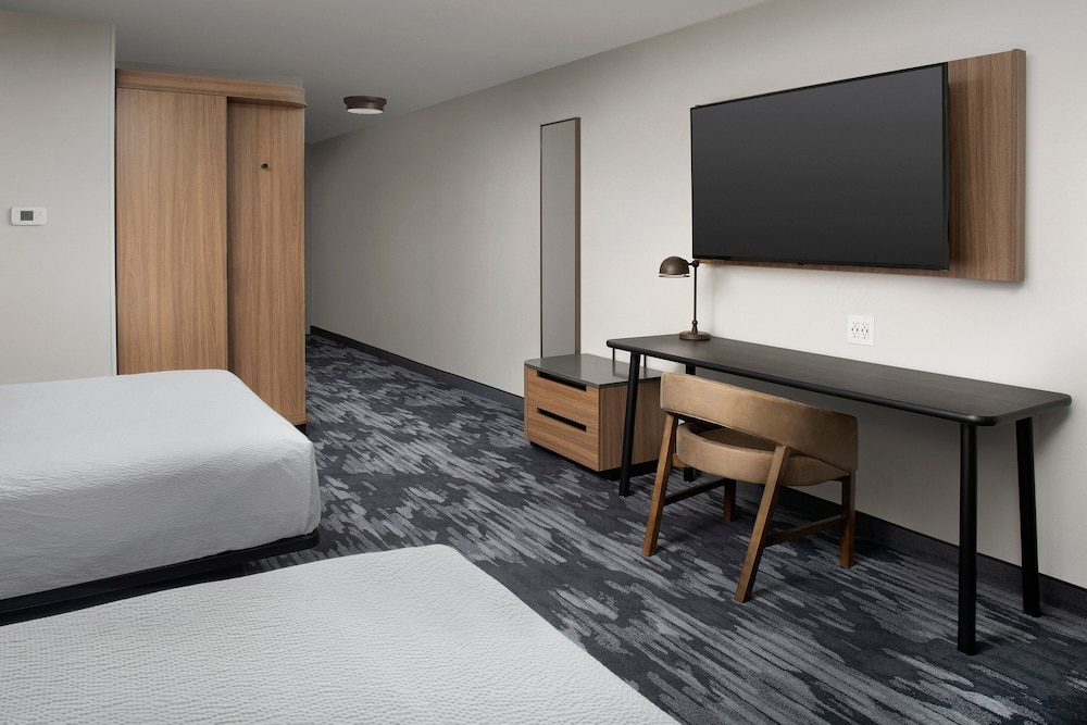 Room, 1 King Bed (Mobility Accessible, Roll-In Shower) - Photo 1