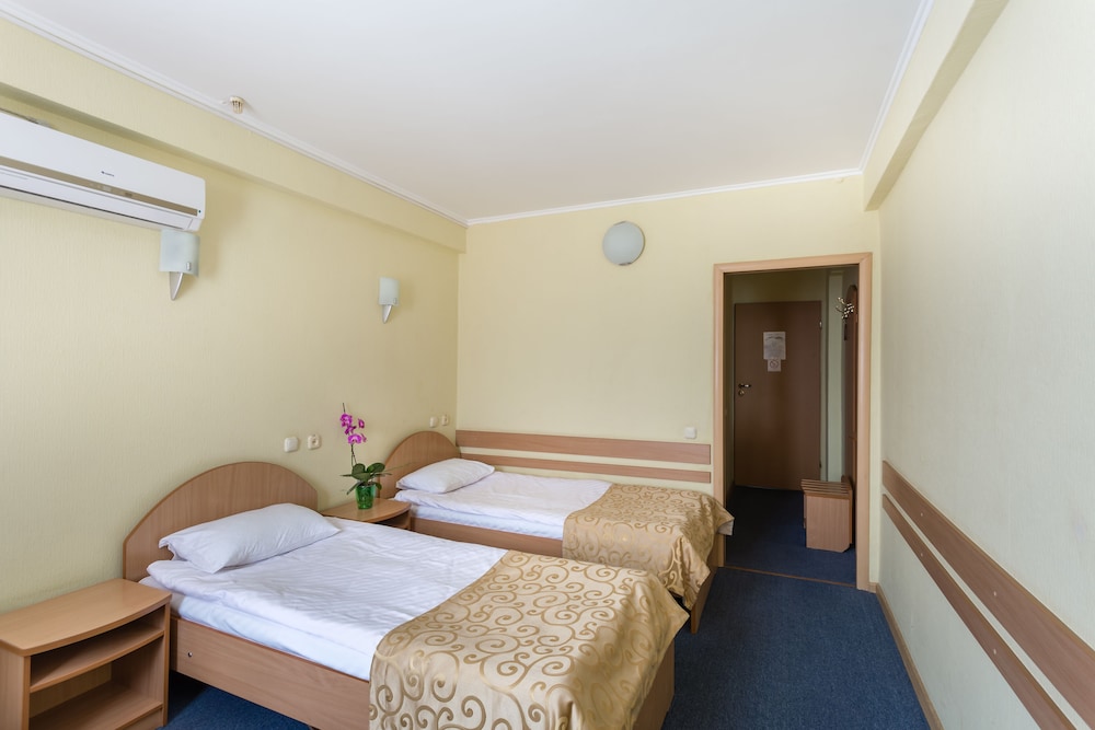 Economy Twin Room photo 2
