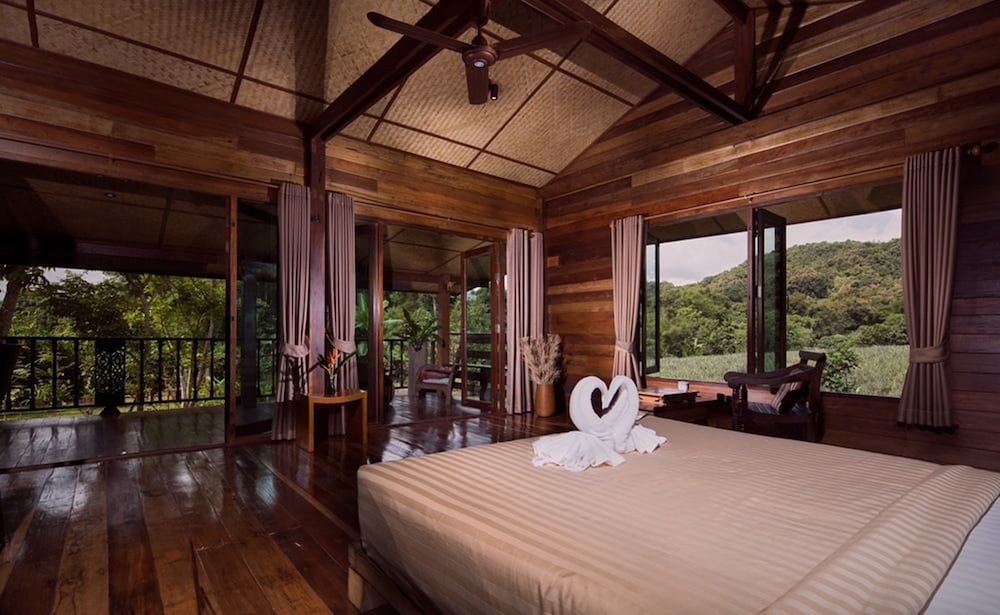 Traditional Studio, 1 King Bed, Garden View