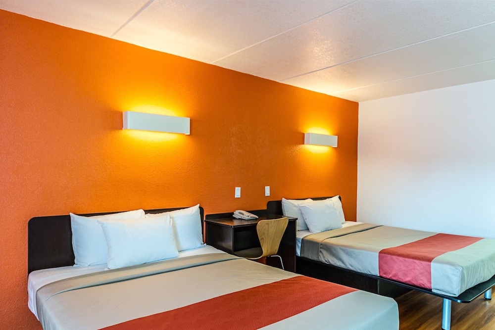 Standard Room, 2 Queen Beds, Smoking - Photo 5