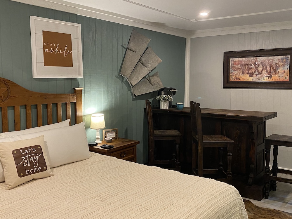 Deluxe Room, 1 King Bed, Non Smoking - Photo 2