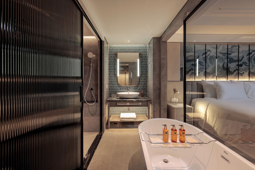 Signature Suite, Partial Lake View