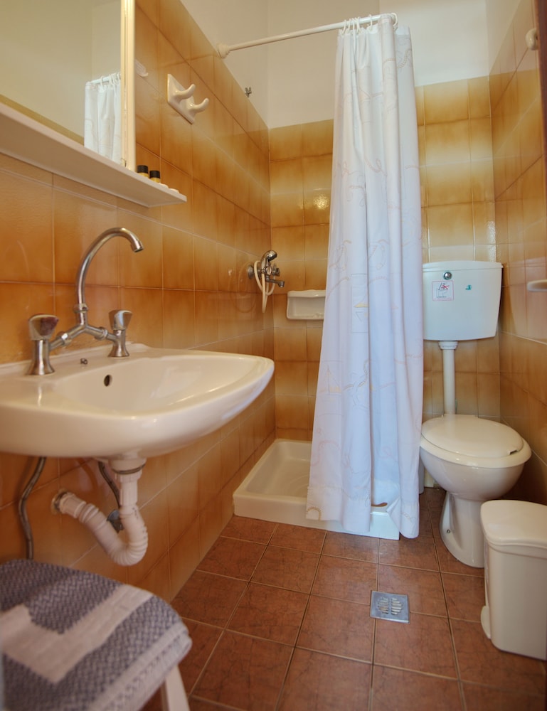 Economy Twin Room, City View - Photo 4